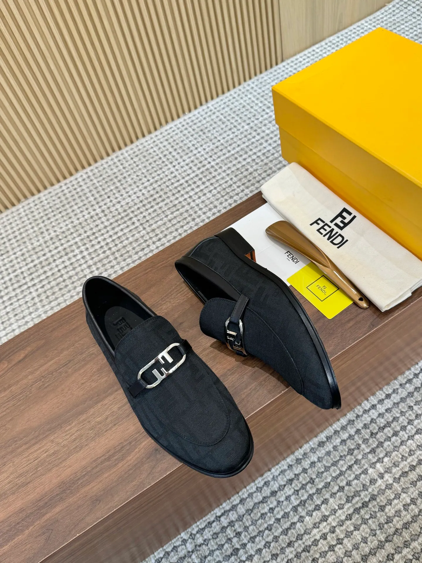 [FENDI] Top P: 980💰 ▪️Size: Men's 39-44. (Customized at 38.45.46) Fendi men's business casual leather shoes Imported brand cloth/calfskin/open edge beads/brand logo printing -Inside: Comfortable cowhide lining -Outsole: Genuine leather outsole with rubber backing embedded in the heel, perfect injection molding -Ultra-high quality control·Fine workmanship: highlighted (high-end·luxury·grade)